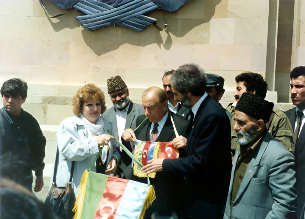 Hanım Halilova, Alparslan Türkeş, Ebulfez Elçibey, ilk bozkurt selamı