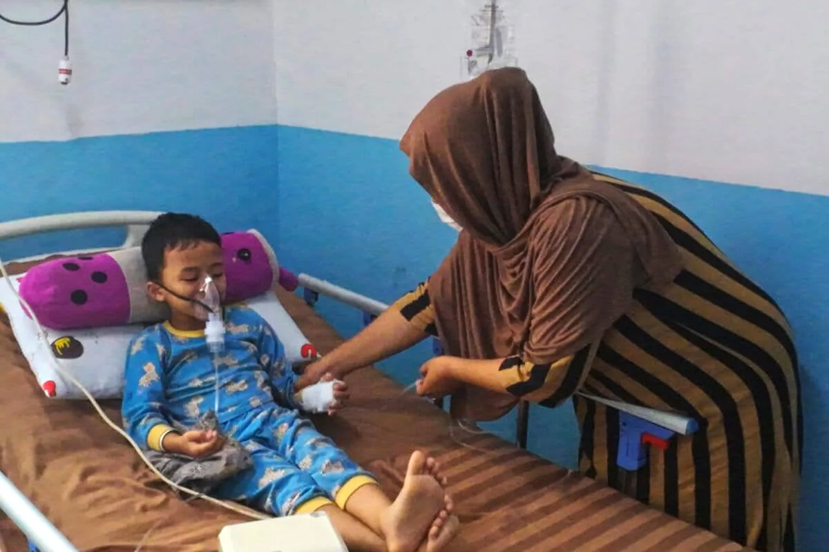 Raina accompanies her son Muhammad Raihan during treatment at Banjarmasin Islamic Hospital.