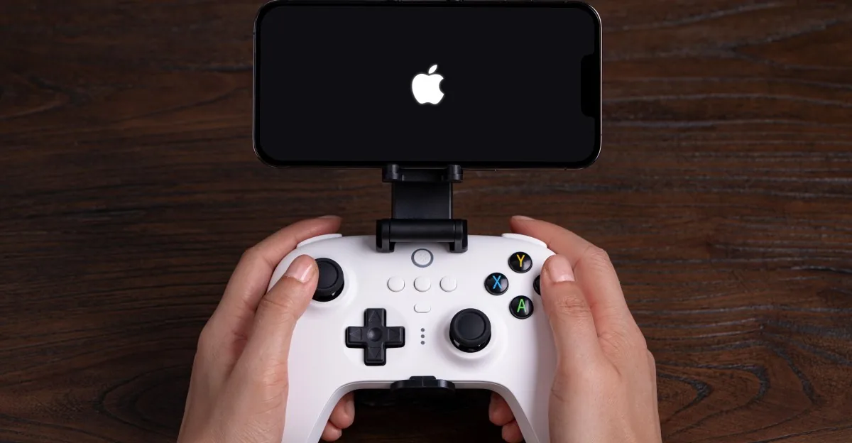 A mobile gaming setup illustrating The Verge's report on iPhone game controllers.
