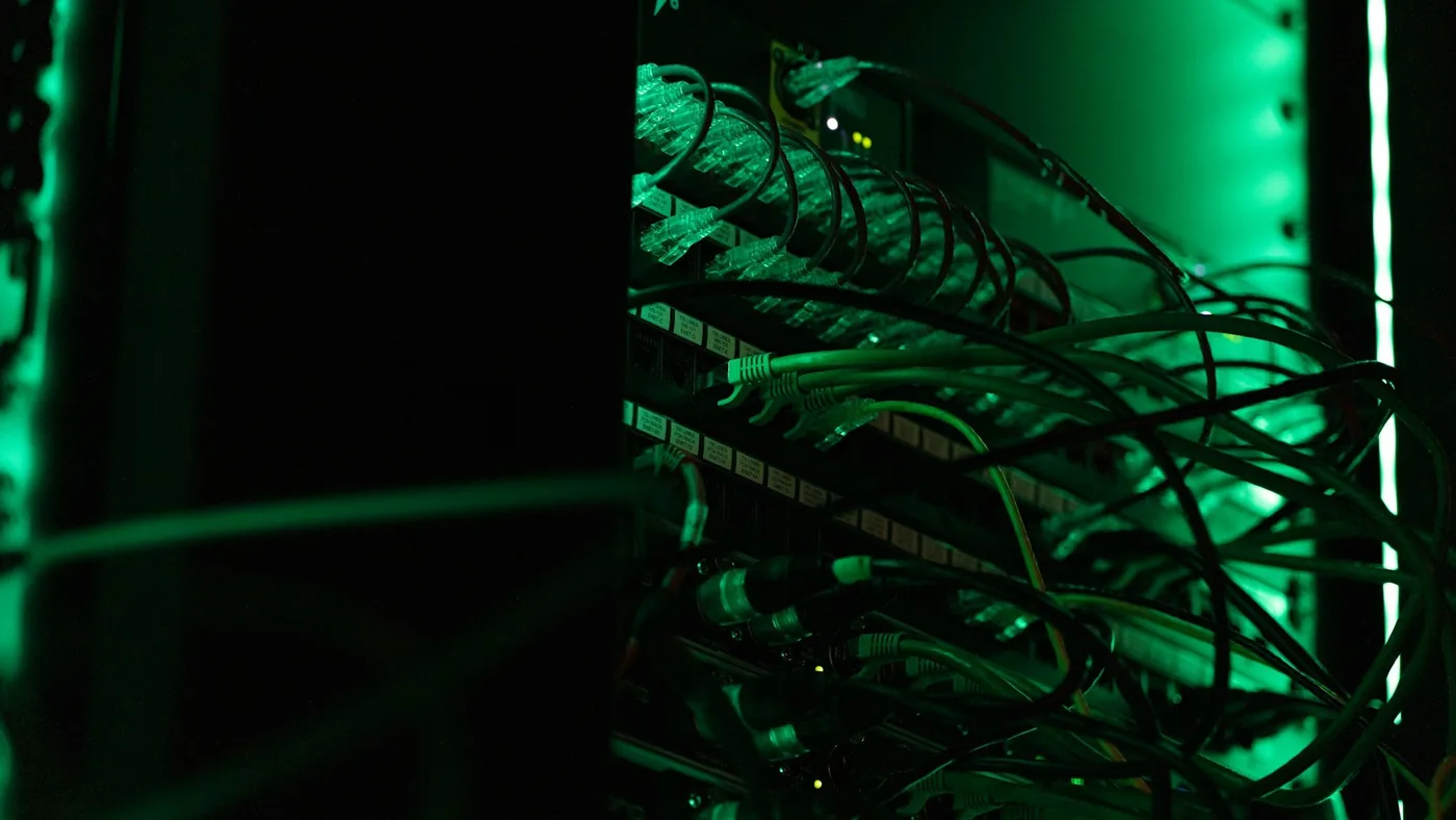 HostingJournalist server room coverage analyzing cloud infrastructure resilience during armed conflict.