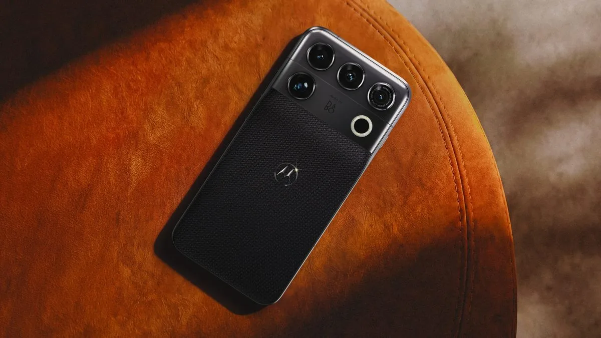 Motorola Signature 27 smartphone powered by Snapdragon 8 Elite Extreme.