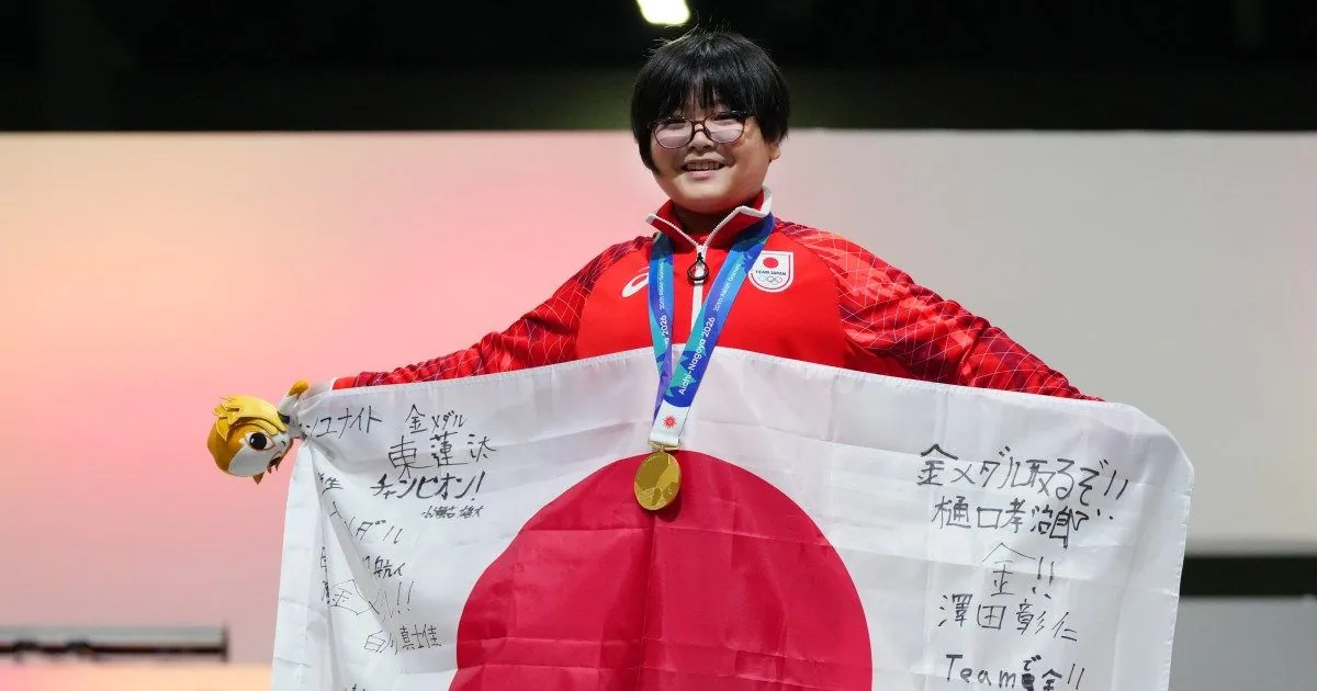 Yuki Kurihara stands on the podium after winning gold at the Asian Games.