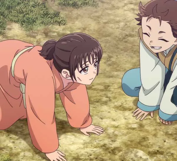 Chou-u plays with a young girl in The Apothecary Diaries.