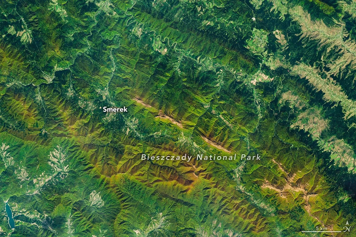 Satellite imagery from Landsat 9 displaying parallel mountain ridges and subalpine grasslands.