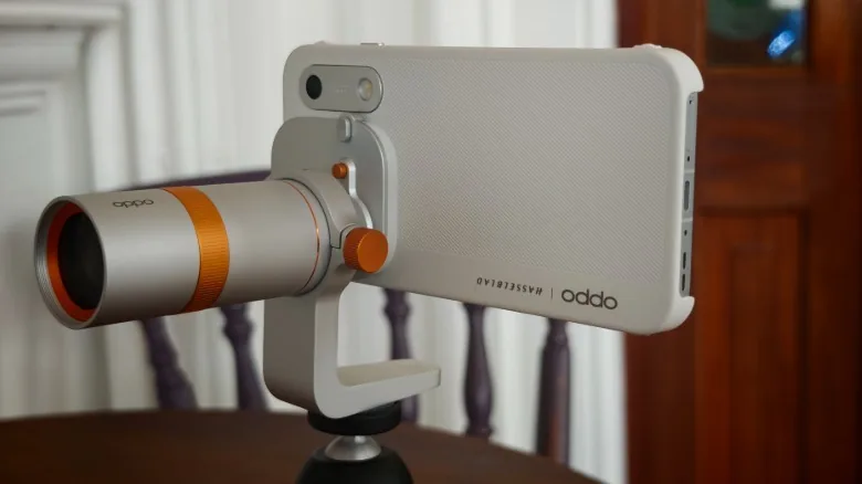 Optional teleconvertor lens attachment mounted on phone