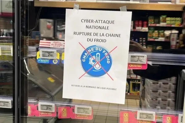 A warning sign alerting customers to cold chain breakage in a French grocery aisle.