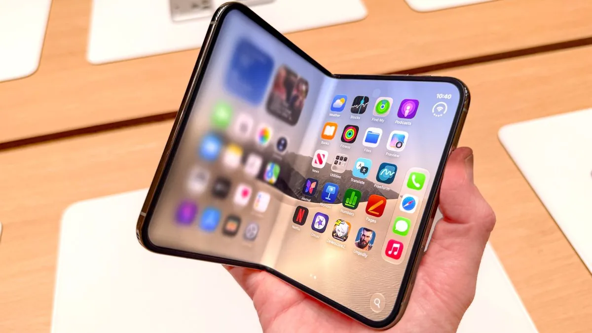Hands-on view of the iPhone Duo inner widescreen display