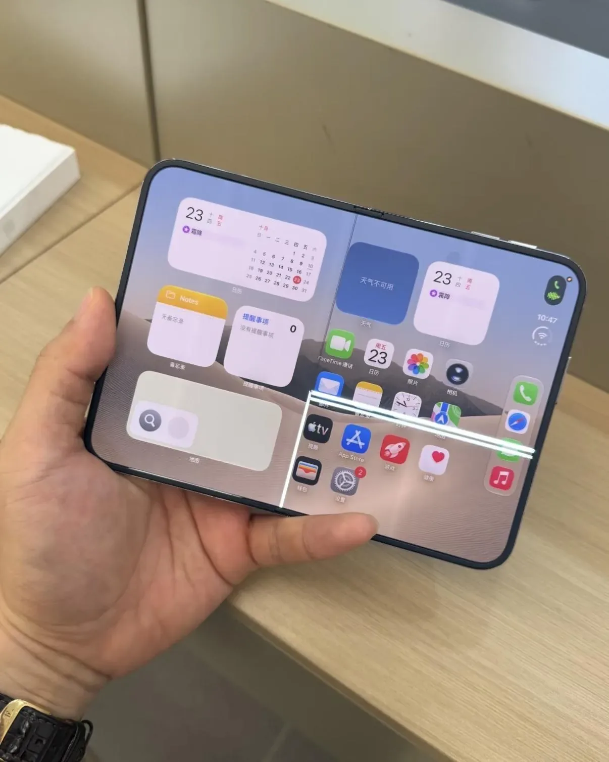 iPhone Duo Crackgate Teardown Points to Snapped Hinge Link — BozokMedia image