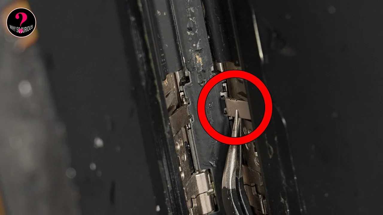 Video thumbnail from CuriousHagi analyzing iPhone Duo crackgate along the folding screen.