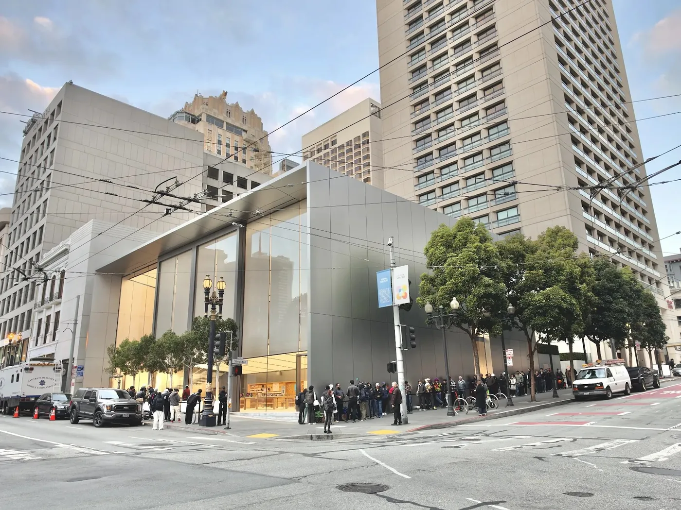 Overnight queue for the iPhone Duo launch outside Apple Union Square