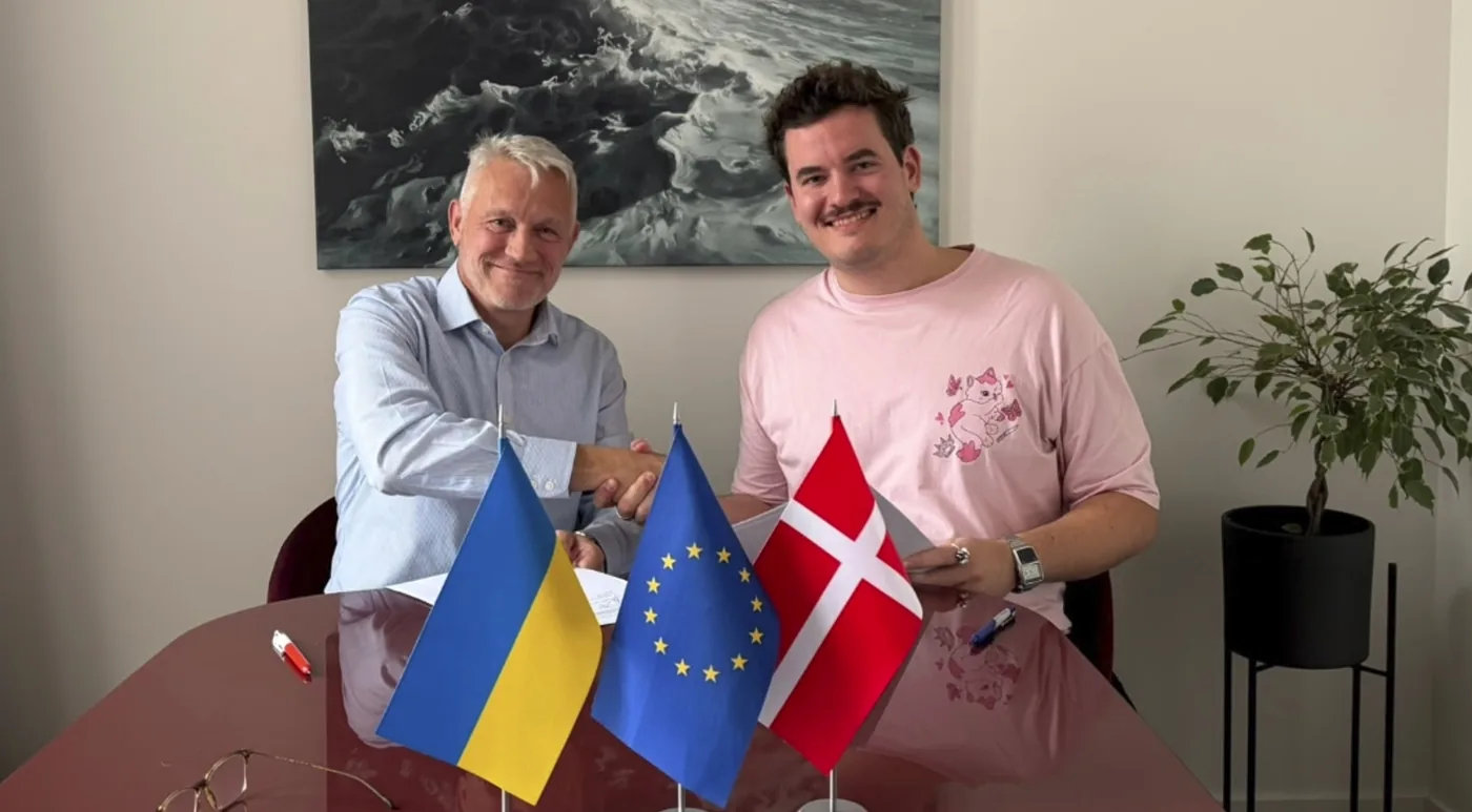 Jesper Stahl Hein representing GomSpace and Misha Rudominski representing HIMERA signing an agreement