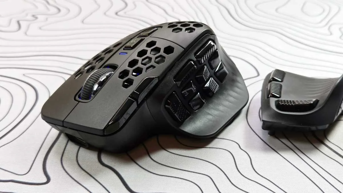 The Solakaka SM809 gaming mouse with swappable side panels for customizable buttons.