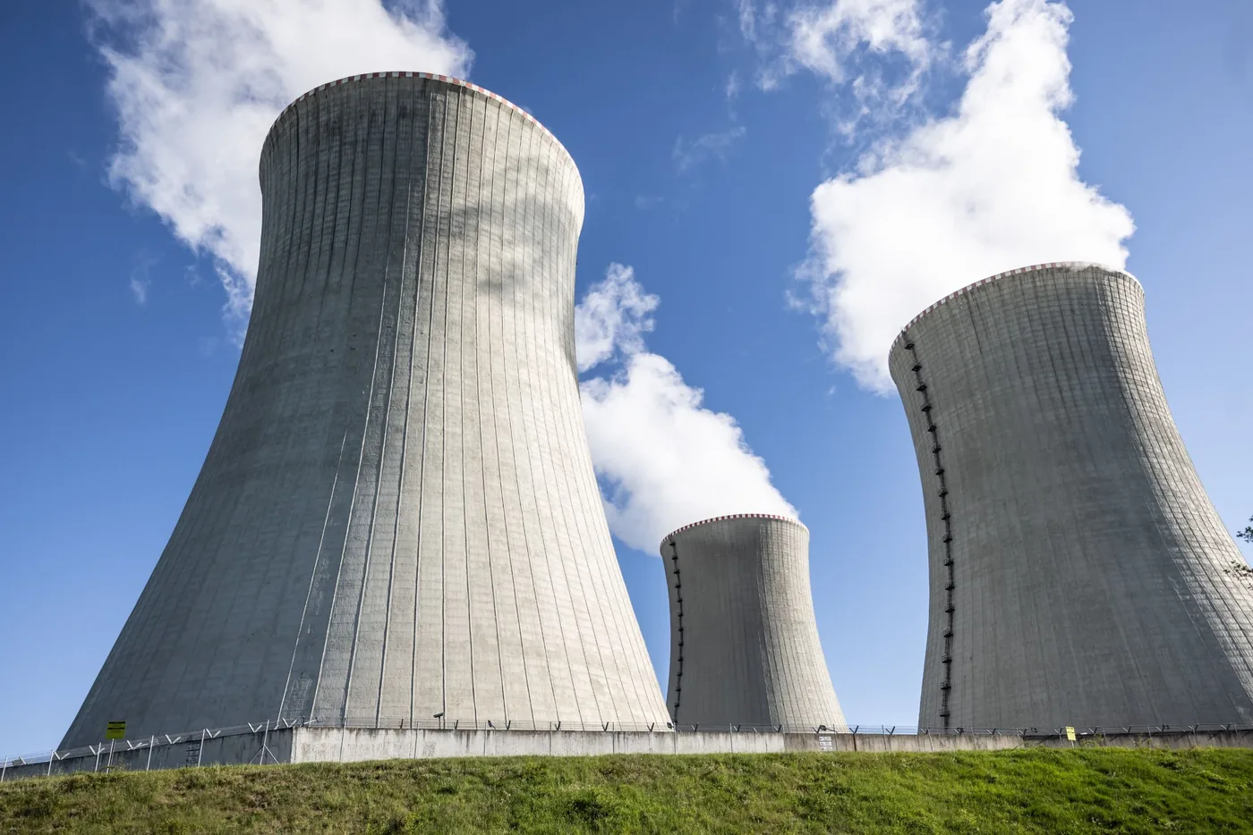Cooling towers and containment buildings at a commercial nuclear plant site