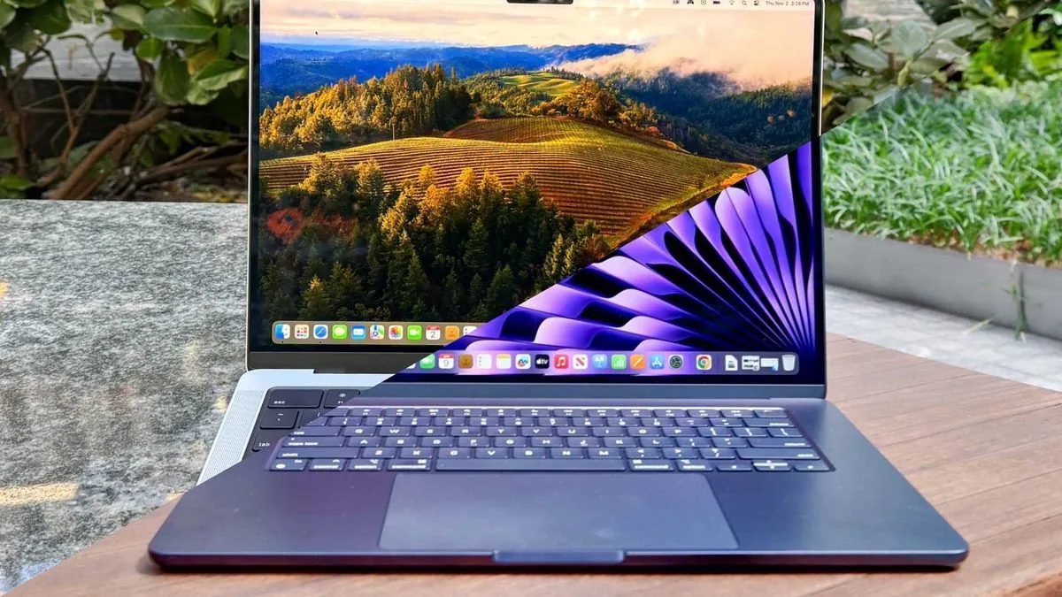 A side-by-side comparison of Apple laptops shows differences in chassis thickness.